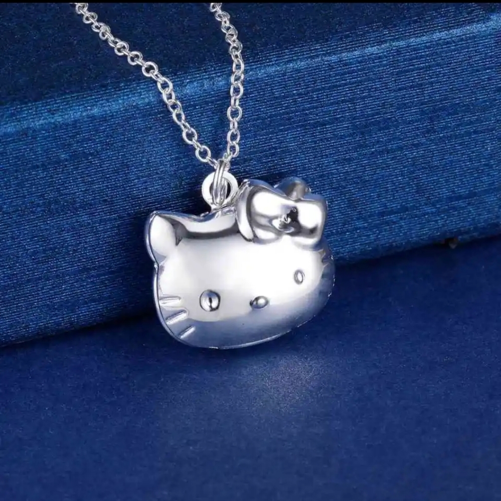 Hello Kitty Locket - Picture 5 of 12